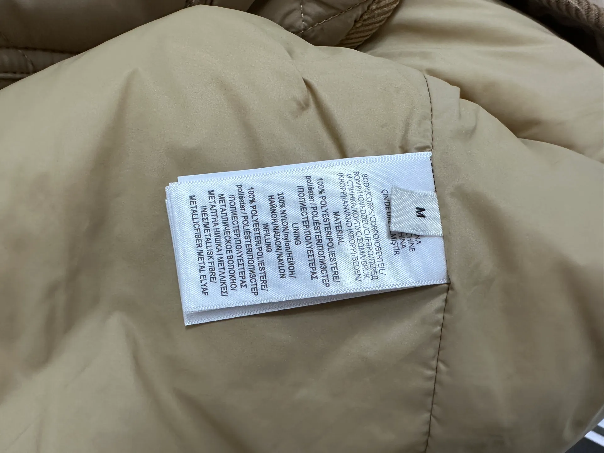 ￼ P530 【Ralph Lauren】Ralph Lauren cotton-padded jacket. The face is filled with imitation down cotton. Three-in-one rhombus quilted embroidery. Soft and comfortable. Warm and comfortable. Corduroy strips run through the whole body. No knots or overlaps. Artificial curling. Fine workmanship. Does not look bloated. The upper body is light and not bloated. Soft and comfortable. Highly recommended. Size: S M L